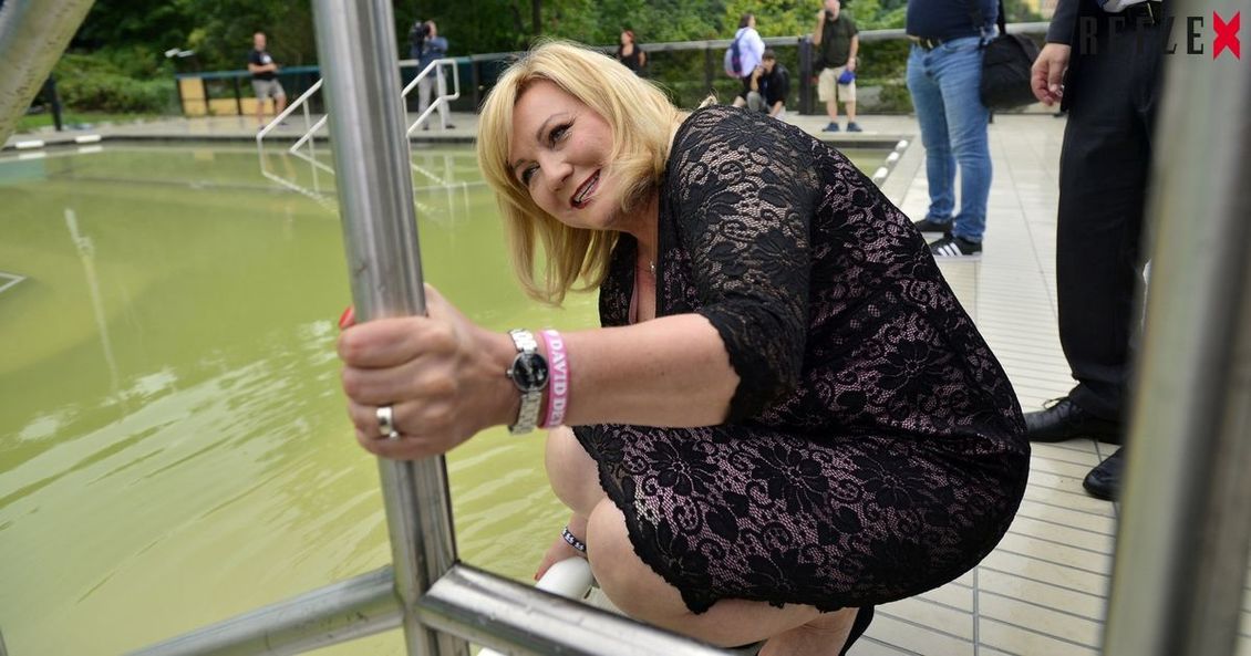 Schillerová otevřela Potěmkinův bazén. Staveniště, nepořádek, dráty ze zdí, ale páska se stříhat musela